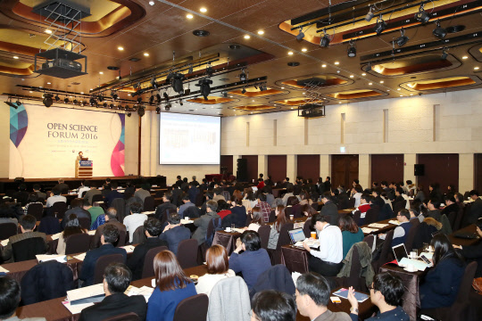 한국과학기술정보연구원(KISTI, 원장 한선화)이 25일 서울 양재동 엘타워에서 '오픈사이언스포럼 2016'을 개최했다. 미래창조과학부와 국가과학기술연구회(이사장 이상천)의 후원으로 국가 R&D의 개방형 혁신인 '오픈 사이언스'를 널리 알리기 위해 올해 처음으로 개최된 행사다. 이날 포럼에는 오세정 국회의원, 신용현 국회의원, 배재웅 미래창조과학부 연구성과혁신정책관, 이명철 한국과학기술한림원 원장 등 다양한 분야의 연구자들과 정책 전문가 200여 명이 참석했다. KISTI 제공